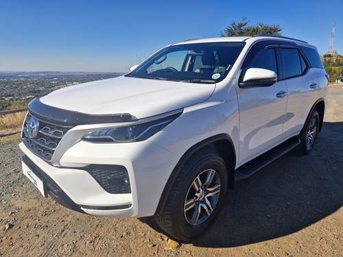 Toyota Fortuner V 2.4 GD-6 Raised Body